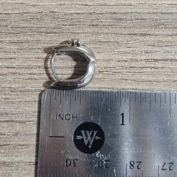 NEW Tory Burch Silver Chunky Huggie Hoop Earrings Logo Small Casual Everyday - Picture 4 of 4